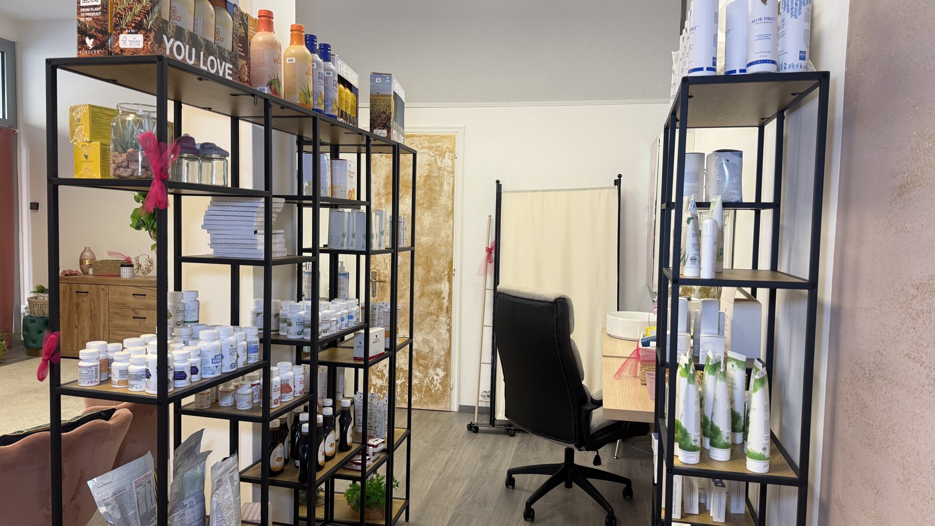 Espositori di prodotti skincare all'aloe vera nell'atelier di Treviso